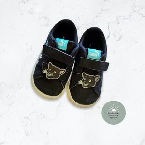 PUMA | size 6 black sneakers with a cute black puma face design.